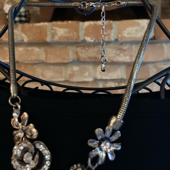 Rhinestones Set In Silver Tone Floral Designs Necklace - Picture 3 of 3